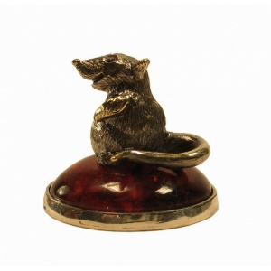 Сувенир "Мышка на кочке" из янтаря