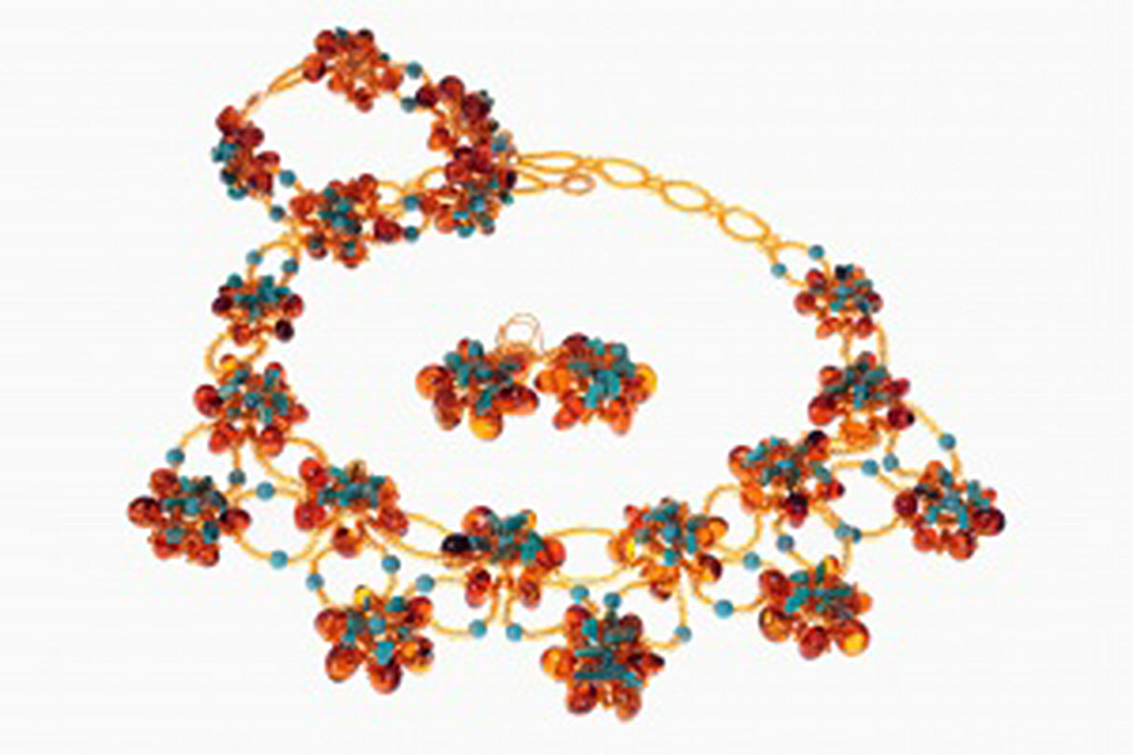 Стильный комплект из натурального янтаря с цветами: колье, браслет, серьги