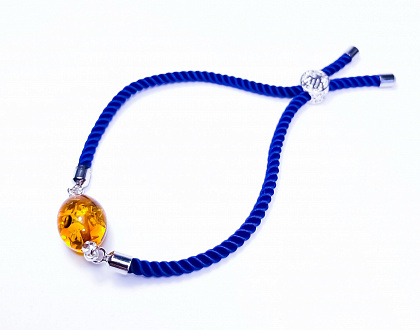 Яркий браслет из насыщенно-синего шёлкового шнура со вставкой из натурального янтаря svtp026-1