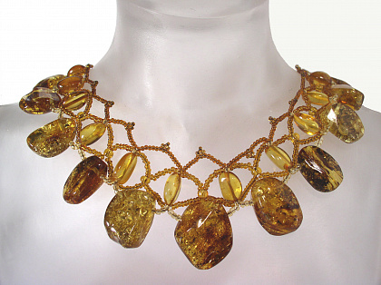 Плетеное ожерелье из цельного янтаря и бисера 10776