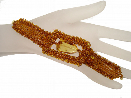 Интересный браслет, плетеный из бисера и натурального янтаря 20010