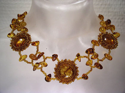 Ожерелье из натурального янтаря с бисером 10588