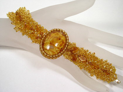 Плетеный браслет из бисера с вставкой из цельного янтаря 20028