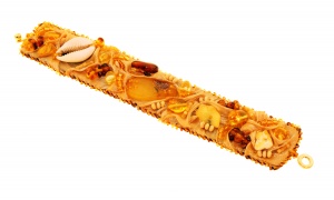 Необычный браслет из янтаря, бисера и натуральной кожи