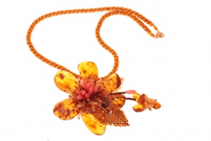 Колье в виде цветка из янтаря, бисера и коралла