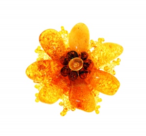 Яркая брошь в форме цветка из балтийского янтаря и бисера