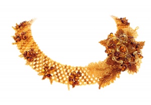 Необычное крупное ожерелье из натурального янтаря с цветком