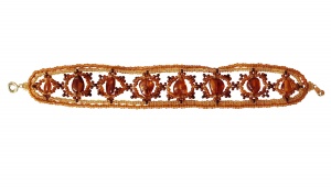 Узорчатый браслет из балтийского янтаря и бисера