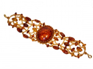 Плетеный браслет из бисера и натурального янтаря