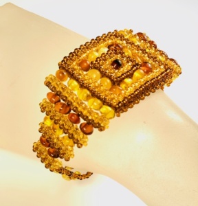 Плетеный браслет из бисера и натурального янтаря