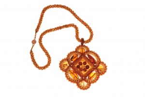 Кулон-ромб плетеный из натурального янтаря и бисера
