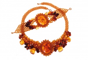 Плетеный комплект из натурального янтаря: колье, браслет