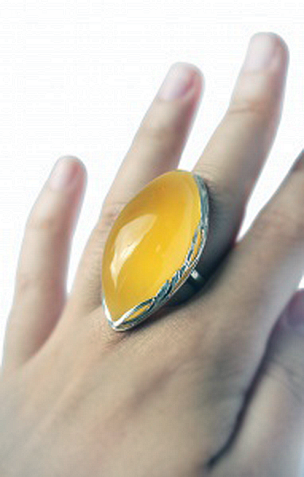 Роскошное кольцо из натурального балтийского янтаря и серебра