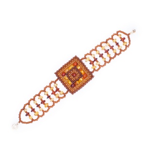 Плетеный браслет из бисера с балтийским янтарем