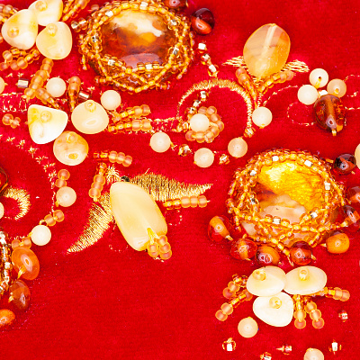 Косметичка бархатная, расшитая золотой нитью и янтарем 1000