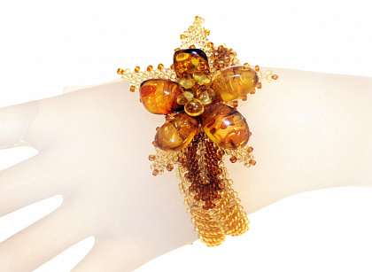 Красивый браслет с цветком из бисера и балтийского янтаря 20914
