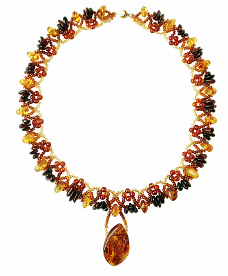 Необычное ожерелье из янтаря и бисера с кулоном из цельного янтаря 11074