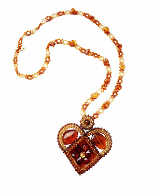 Красивый кулон-сердце из балтийского янтаря и бисера 30909