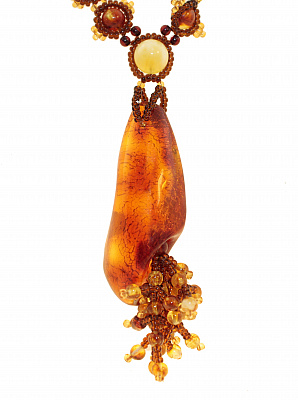 Колье-кулон из натурального янтаря и бисера 11044
